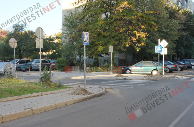 Колко пътни знака са нужни на една улица в Димитровград и защо са по средата на тротоарите, се чудят граждани