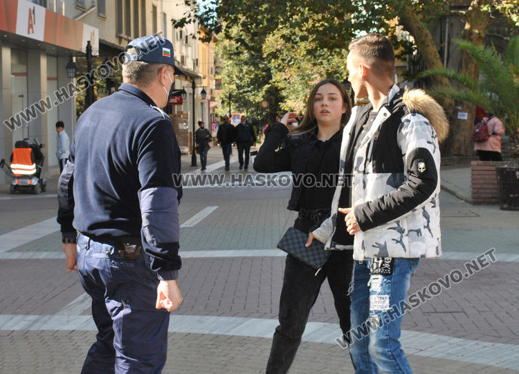 Проверяват за носене на маски в центъра на Хасково