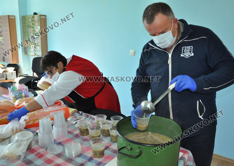 Вместо събиране на гъбарска среща, в Райново раздадоха топла гъбена чорба благотворително