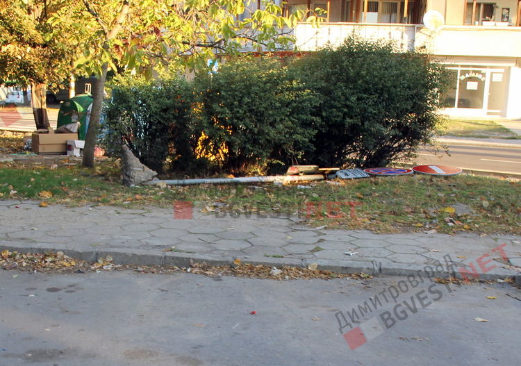 Захвърлен стар знак