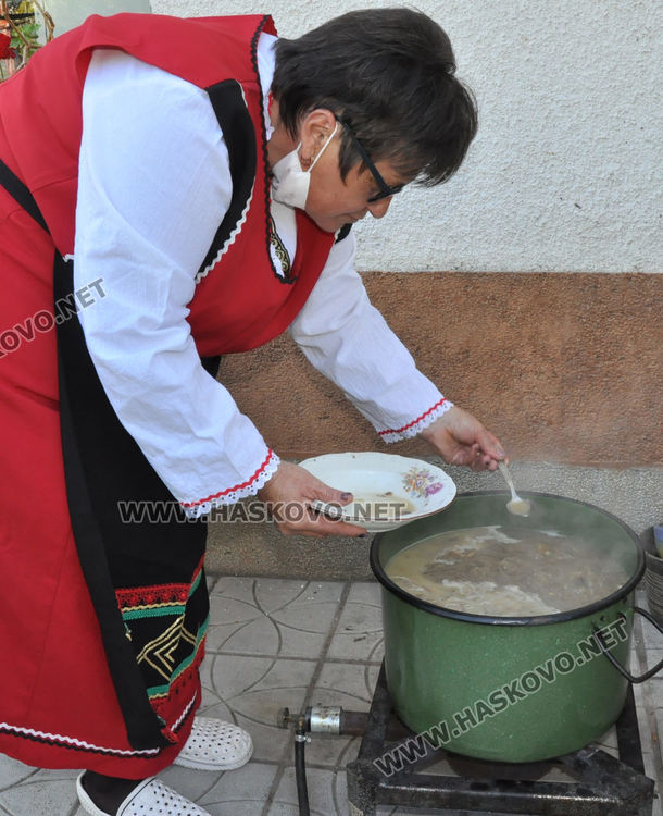 Вместо събиране на гъбарска среща, в Райново раздадоха топла гъбена чорба благотворително
