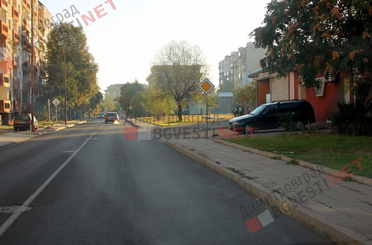 Колко пътни знака са нужни на една улица в Димитровград и защо са по средата на тротоарите, се чудят граждани