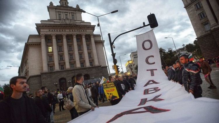 Ден 105: Площадът става питейно заведение, революционни комитети ще обикалят страната