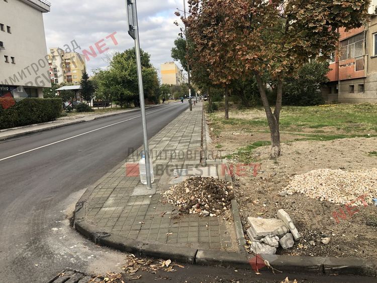 знаци по средата на тротоара