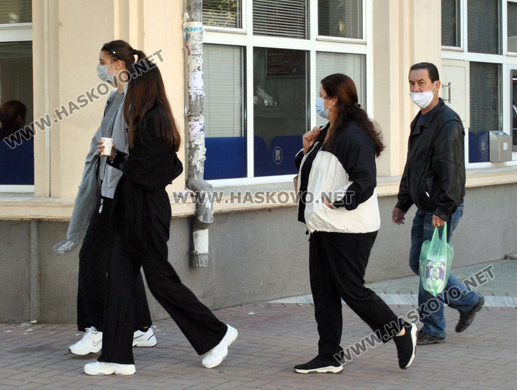 Проверяват за носене на маски в центъра на Хасково