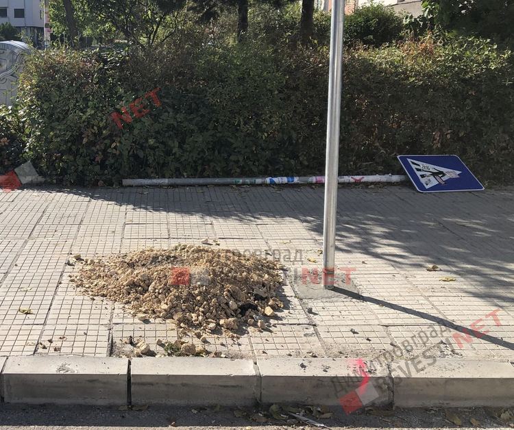 Захвърлен стар знак