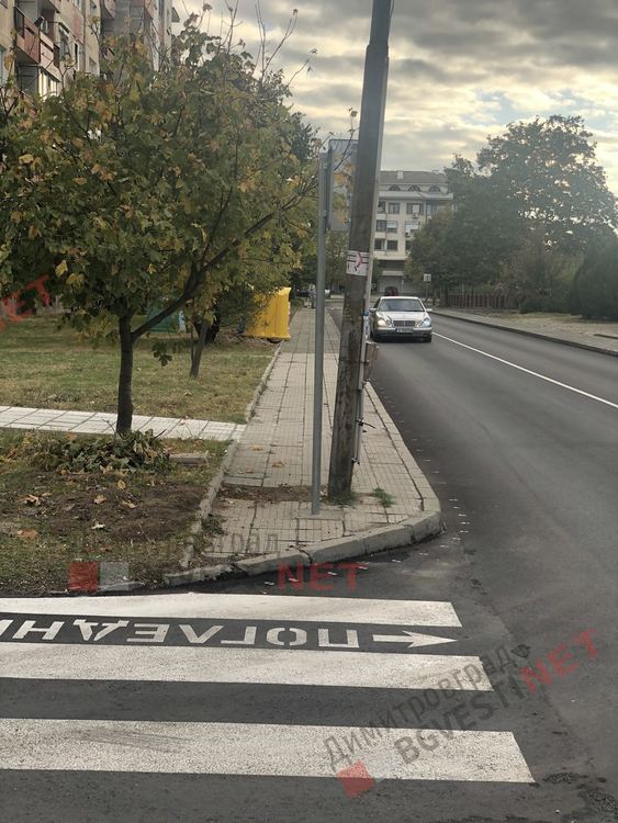 знаци по средата на тротоара