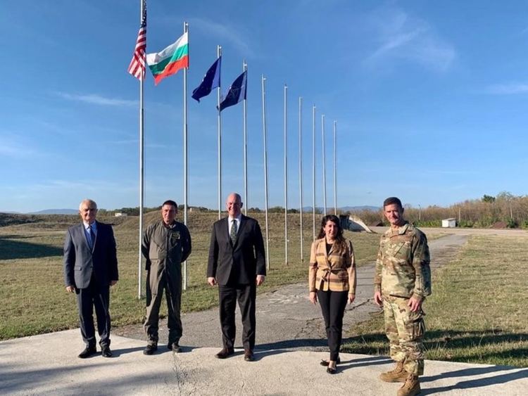 Рене Кларк Купър бе съпроводен от посланик Херо Мустафа и заместник-министъра на отбраната Атанас Запрянов. Сн.: Посолство на САЩ