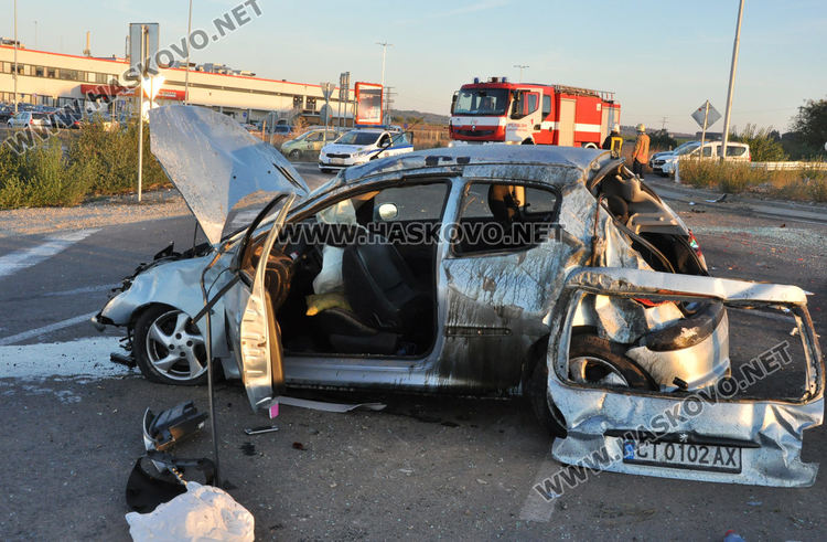 72-годишен пострада след като разби Пежо в кръговото до „Язаки”