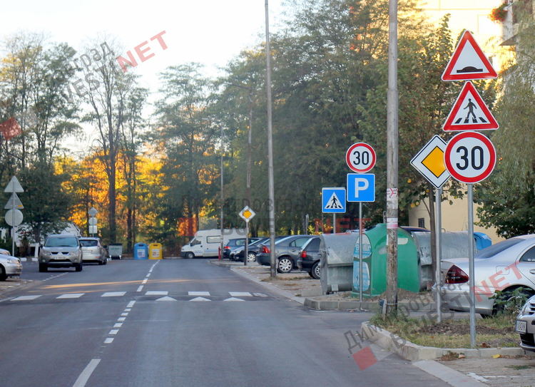 Колко пътни знака са нужни на една улица в Димитровград и защо са по средата на тротоарите, се чудят граждани