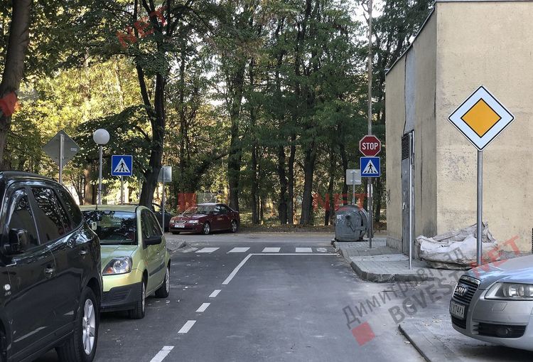 2 знака за предимство без да има пресечка