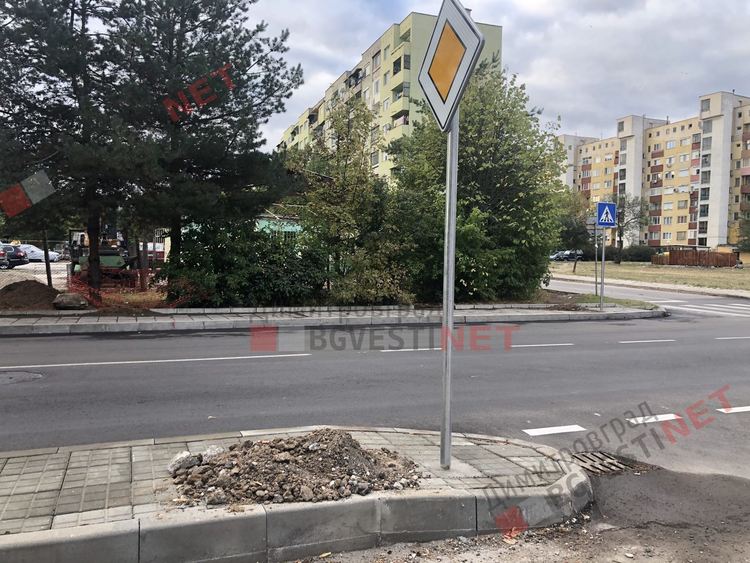 знаци по средата на тротоара