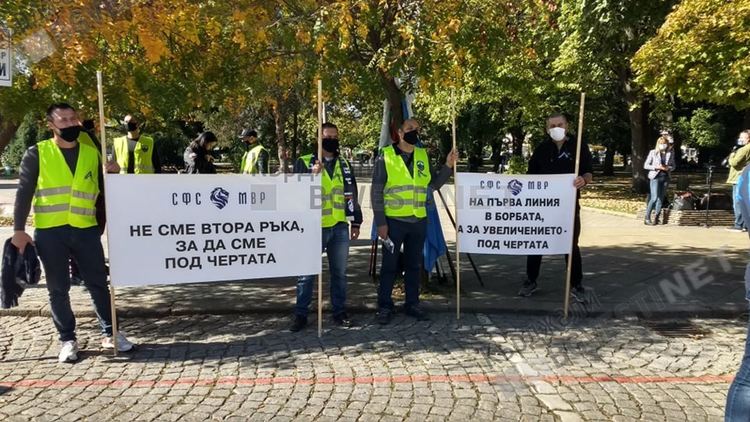 Мълчалив протест на полицаи и пожарникари в Кърджали, служителите на реда обидени на управляващите