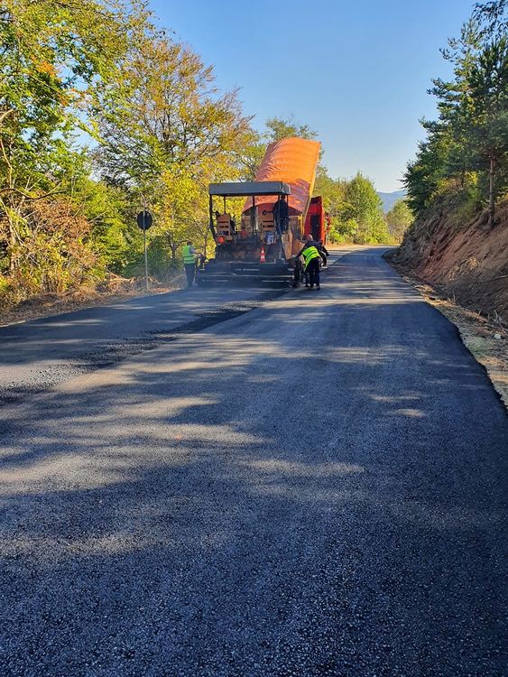 Усилено се асфалтират пътища в областта