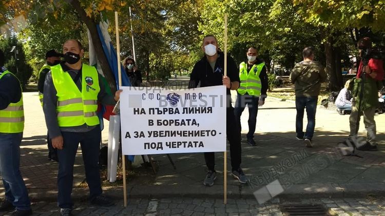 Мълчалив протест на полицаи и пожарникари в Кърджали, служителите на реда обидени на управляващите