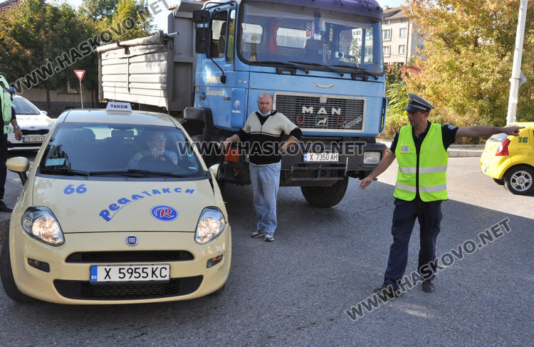 Такси и камион се блъснаха и се заклещиха на моста до Градската градина в Хасково