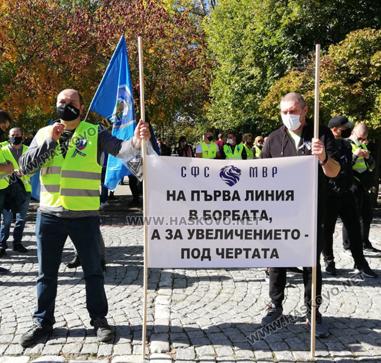 Полицаи и пожарникари от Хасково на протест в Кърджали за по-високи заплати