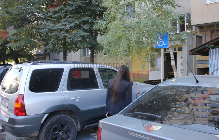 Изградени са парко места по обновените паркинги за инвалиди, бъпреки, че въпросния автомобил няма инвалиден стикер