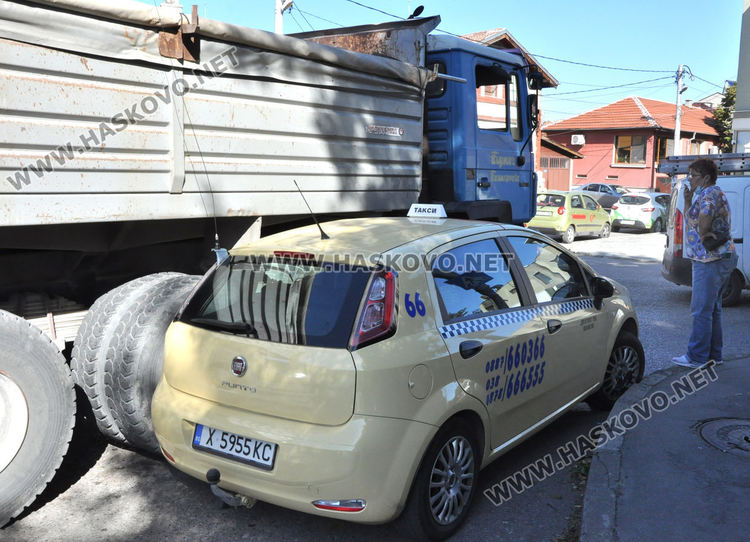 Такси и камион се блъснаха и се заклещиха на моста до Градската градина в Хасково