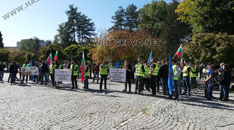 Полицаи и пожарникари от Хасково на протест в Кърджали за по-високи заплати