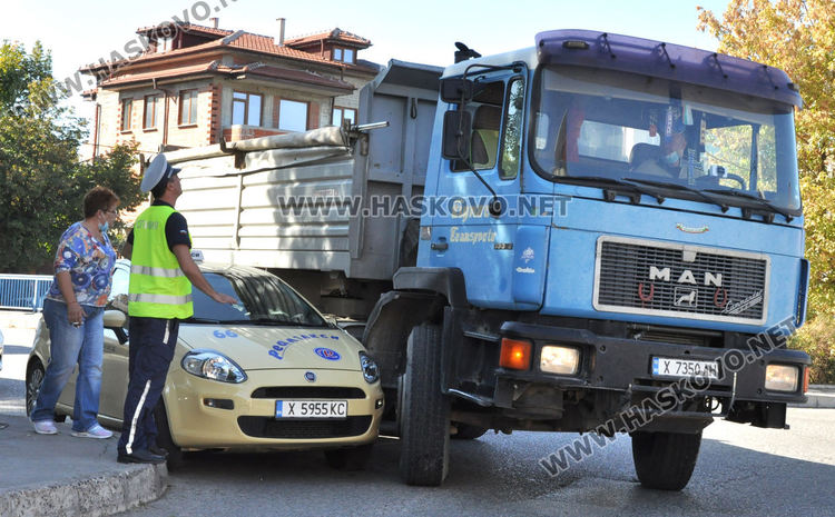 Такси и камион се блъснаха и се заклещиха на моста до Градската градина в Хасково