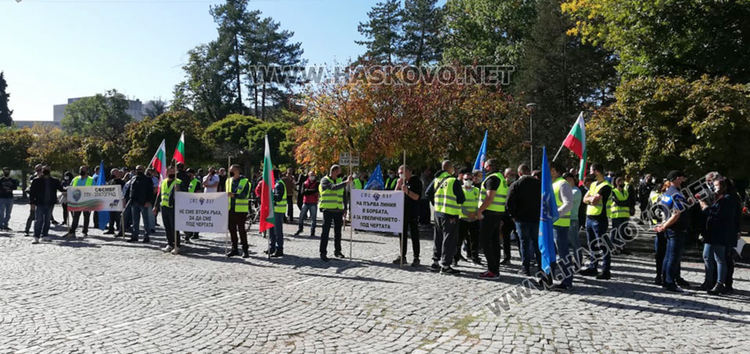 Полицаи и пожарникари от Хасково на протест в Кърджали за по-високи заплати