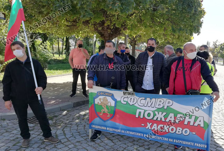 Полицаи и пожарникари от Хасково на протест в Кърджали за по-високи заплати