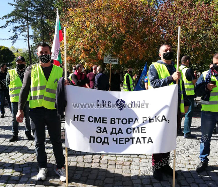 Полицаи и пожарникари от Хасково на протест в Кърджали за по-високи заплати