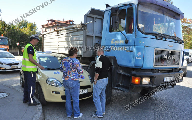 Такси и камион се блъснаха и се заклещиха на моста до Градската градина в Хасково