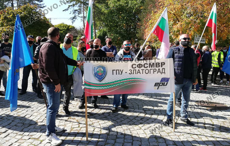 Полицаи и пожарникари от Хасково на протест в Кърджали за по-високи заплати