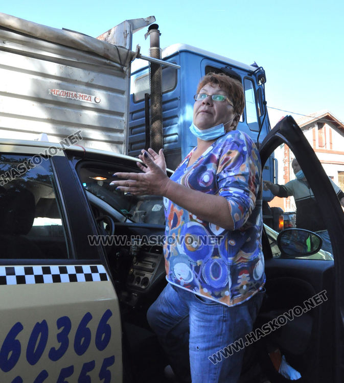 Такси и камион се блъснаха и се заклещиха на моста до Градската градина в Хасково