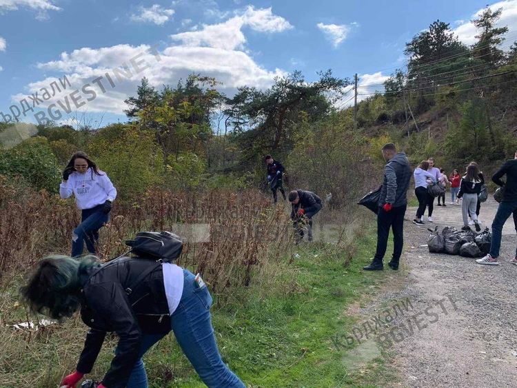 Младите ротарианци от Интеракт клуба в Кърджали събраха 50 чувала с отпадъци от брега на язовира