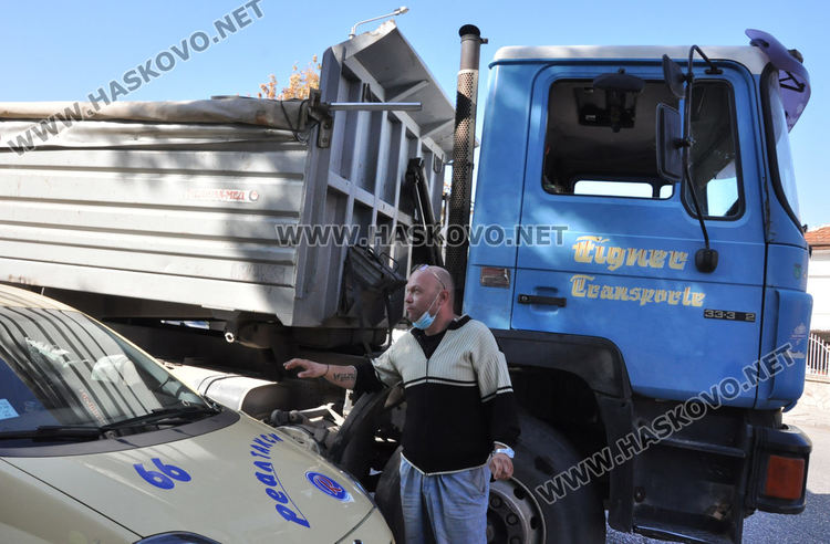 Такси и камион се блъснаха и се заклещиха на моста до Градската градина в Хасково