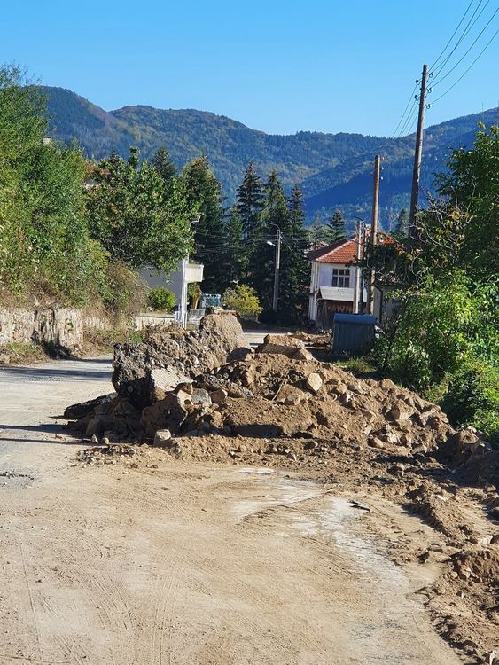Усилено се асфалтират пътища в областта