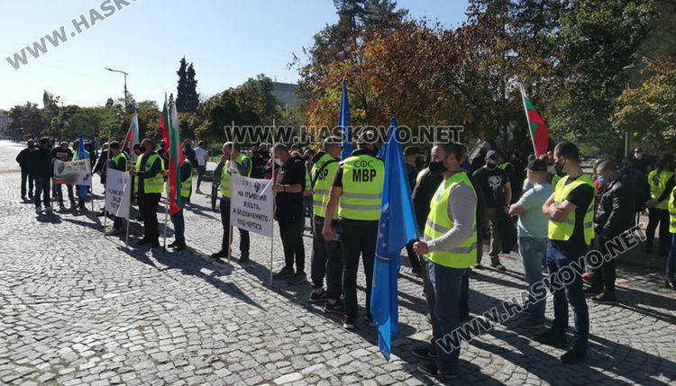 Полицаи и пожарникари от Хасково на протест в Кърджали за по-високи заплати