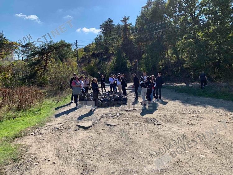 Младите ротарианци от Интеракт клуба в Кърджали събраха 50 чувала с отпадъци от брега на язовира