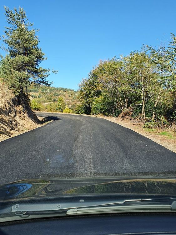 Усилено се асфалтират пътища в областта