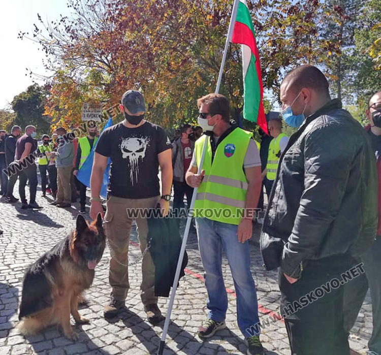 Полицаи и пожарникари от Хасково на протест в Кърджали за по-високи заплати