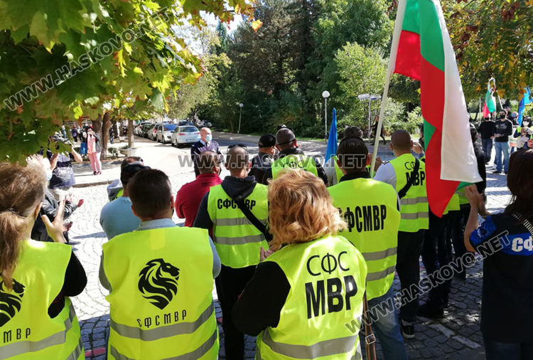 Полицаи и пожарникари от Хасково на протест в Кърджали за по-високи заплати