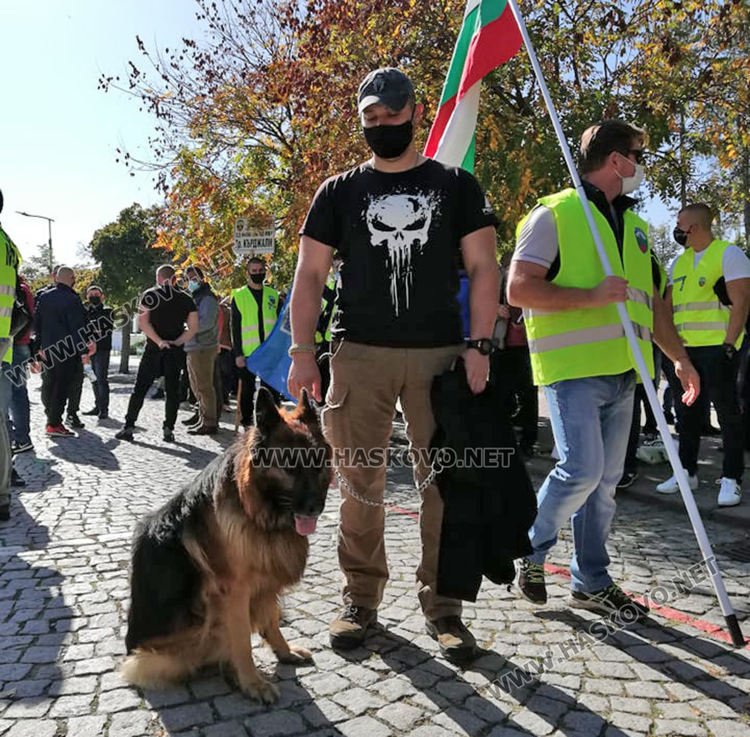 Полицаи и пожарникари от Хасково на протест в Кърджали за по-високи заплати