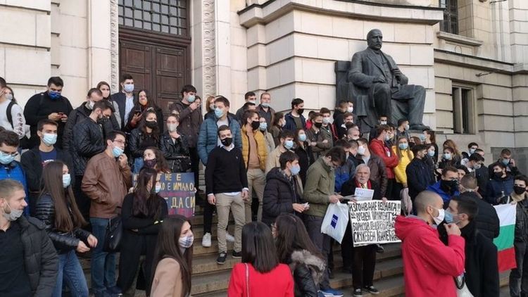 Ден 106: Яйца по финансовото министерство и подкрепа от студентите