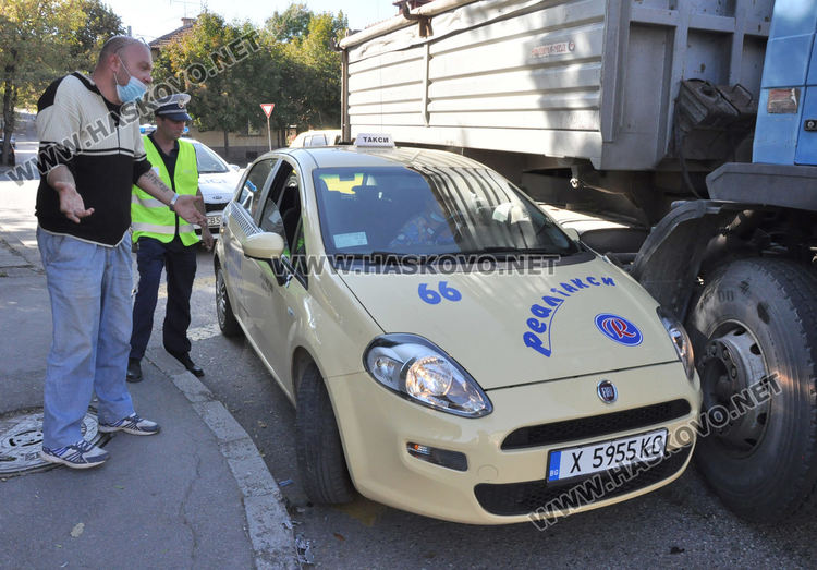Такси и камион се блъснаха и се заклещиха на моста до Градската градина в Хасково