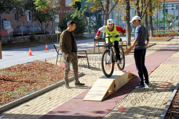 Състезание "С велосипеди и ролери за здраве" отцепи движението около ЕГ "Иван Богоров" 
