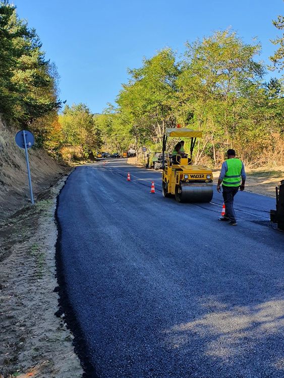 Усилено се асфалтират пътища в областта