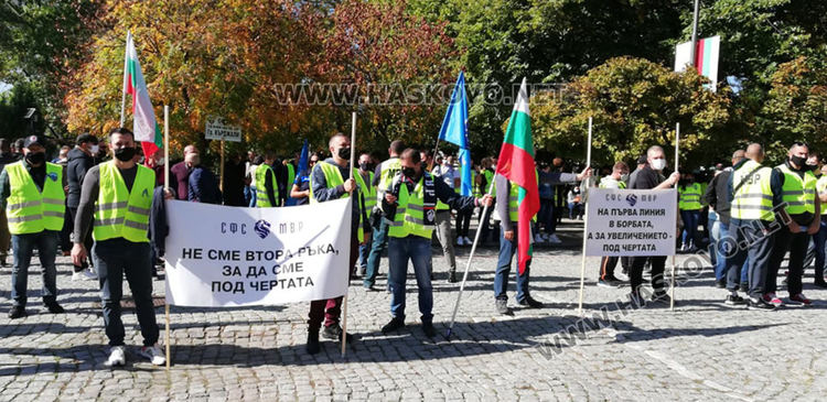 Полицаи и пожарникари от Хасково на протест в Кърджали за по-високи заплати