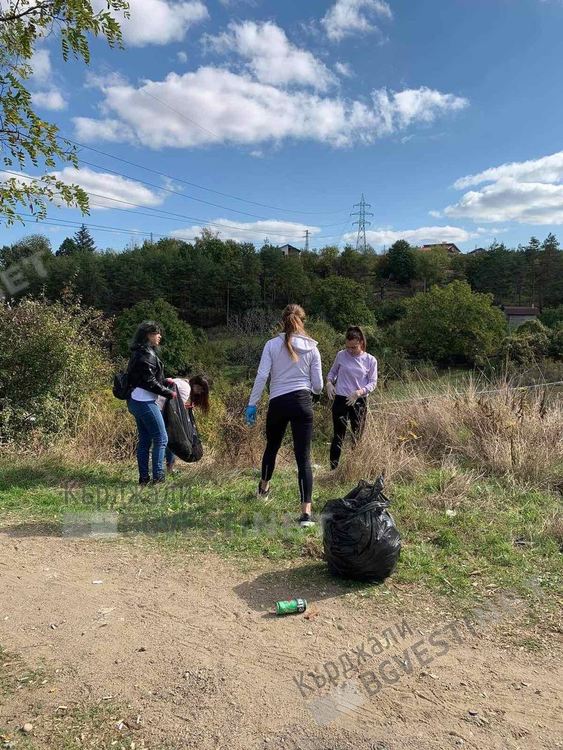 Младите ротарианци от Интеракт клуба в Кърджали събраха 50 чувала с отпадъци от брега на язовира