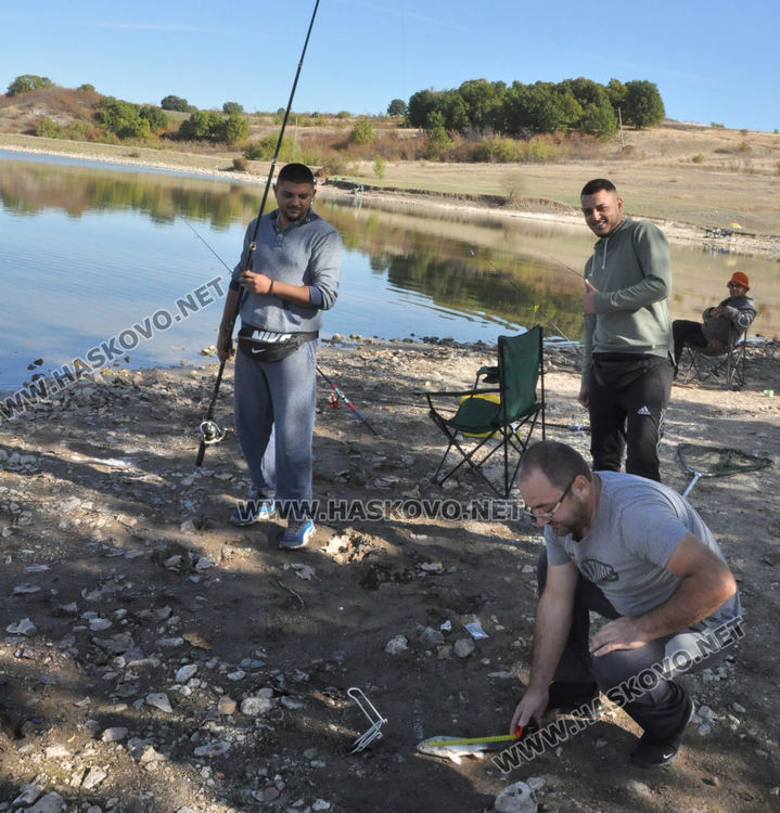 Читалищни дейци премериха слука на язовира край Бодрово