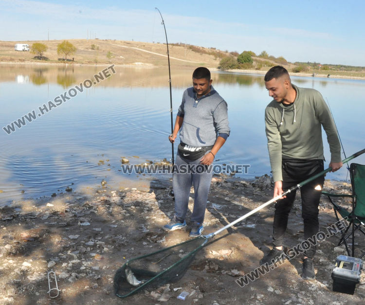 Читалищни дейци премериха слука на язовира край Бодрово