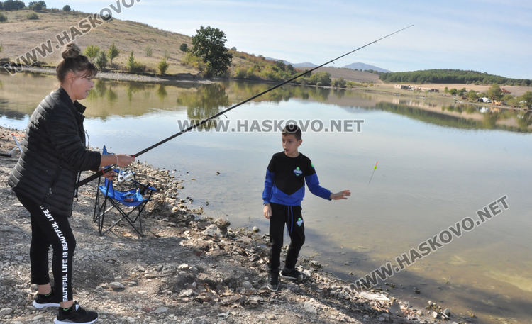 Читалищни дейци премериха слука на язовира край Бодрово