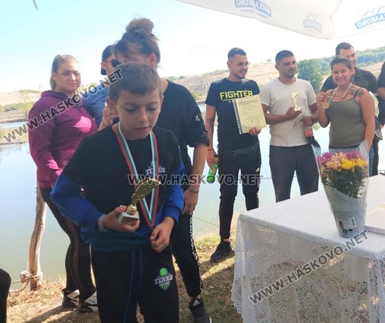 Читалищни дейци премериха слука на язовира край Бодрово